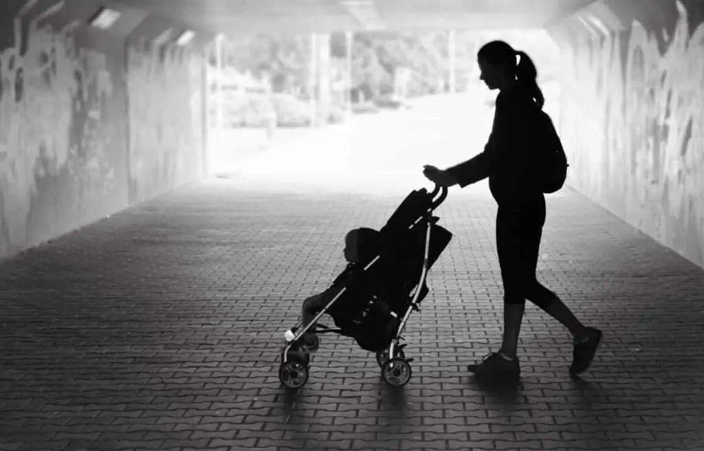 Personne à la rue avec enfant