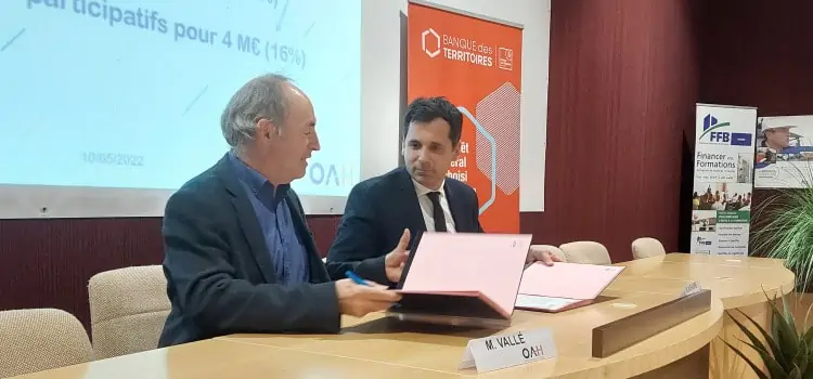 signature entre Vincent VALLE, président de l'Office Auxerrois de l'Habitat, et Mathieu AUFAUVRE, directeur général de la Banque des Territoires BFC