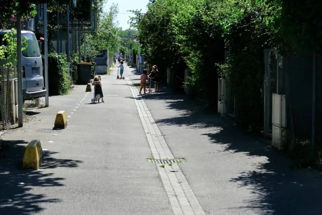 passage dans la Cité Manifeste de Mulhouse (68), ensemble architectural de logements sociaux